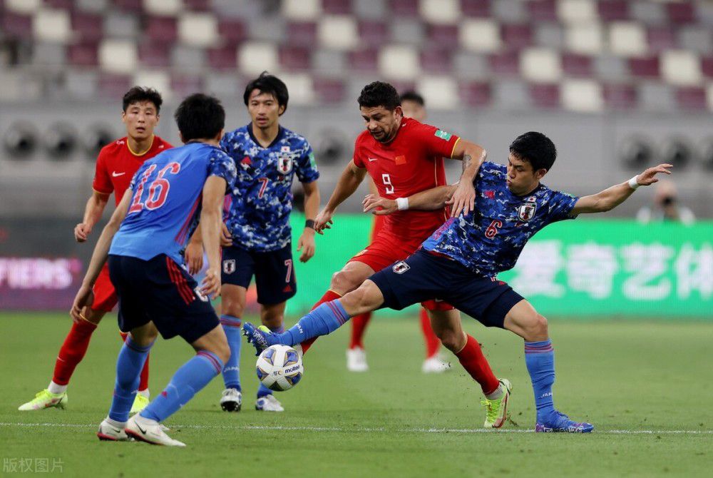 勒沃库森本赛季在哈维-阿隆索的率领下，各赛事19战18胜1平（客场2-2拜仁），共打入64球，丢14球。